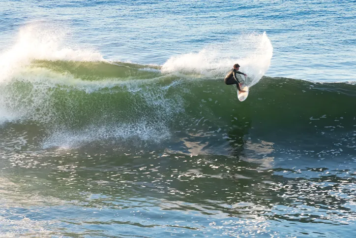 Analysis of the parallels between surfing and supply chain management, focusing on adapting to challenges and leveraging strategies for success.